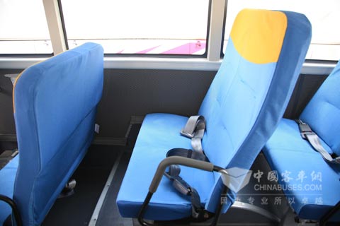 安全灵巧 静态评测宇通"小飞侠"校车
