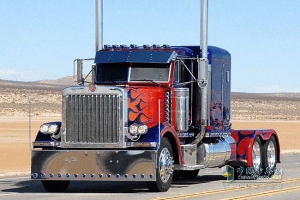 擎天柱的原型车已由动画片中的福莱纳变成了彼得比尔特(peterbilt)389
