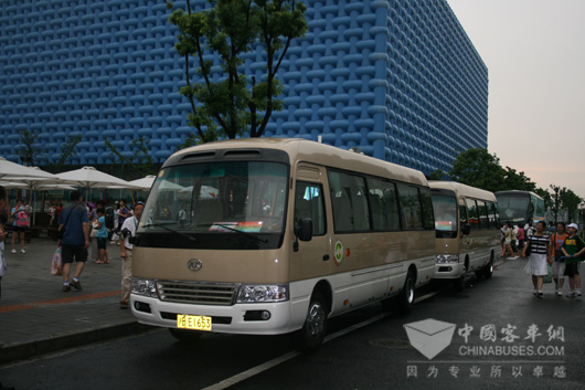 安凯纯电动宝斯通服务上海世博会 面对这样一款车,性能显然不是社会和业内关注的全部。有舆论评论“习总书记乘坐国产的宝斯通可能将打破多年来丰田斯柯达在领导人接待用车上一统天下的局面。”其实,当一个国家的元首能够坐上自己品牌的接待用车时,不仅仅说明中国的汽车产业已经发展到一定水准,而且也表现了我们民族的自信,代表着国家的尊严。同时在一定意义上也充分肯定了这个车的品质和质量。 正如《人民日报》评论所述:过去很长一段时间,我国公务车倾向于采购国外品牌。但是,公务车若长期选用国外品牌
