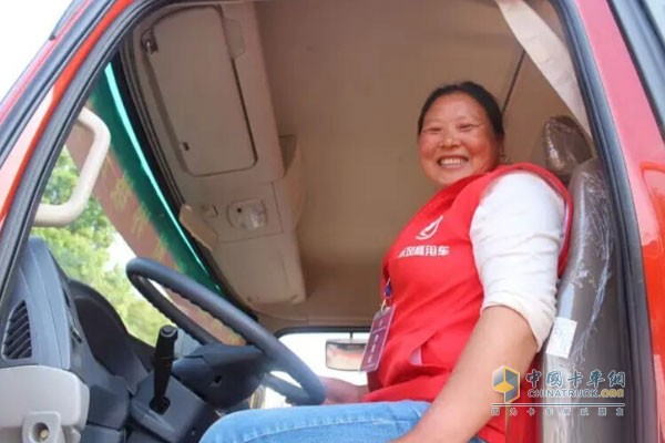 东风康明斯助力东风使者 <em>卡车</em>赛场吸引首位女
