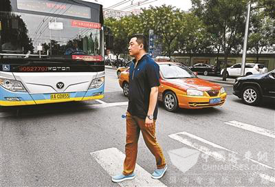 北京公交将设置“礼让斑马线”示范车队