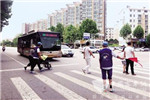 郑州：公交有了“礼让斑马线”示范车队