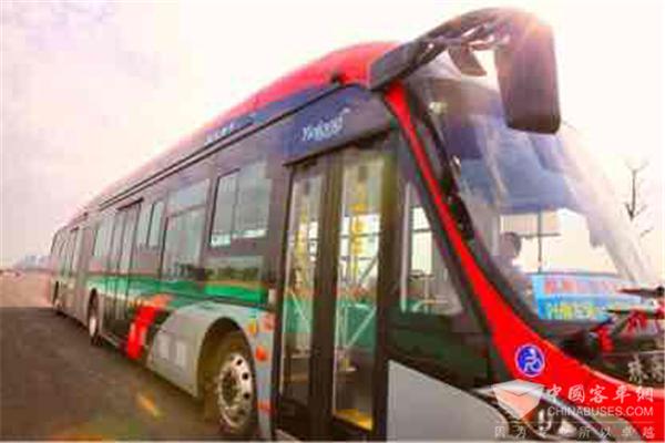 珠海：首现18米超长公交，超大容量一次可载118人