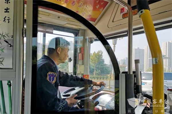 邯郸：公交车司机与乘客隔离，网友称全国公交车都应该效仿