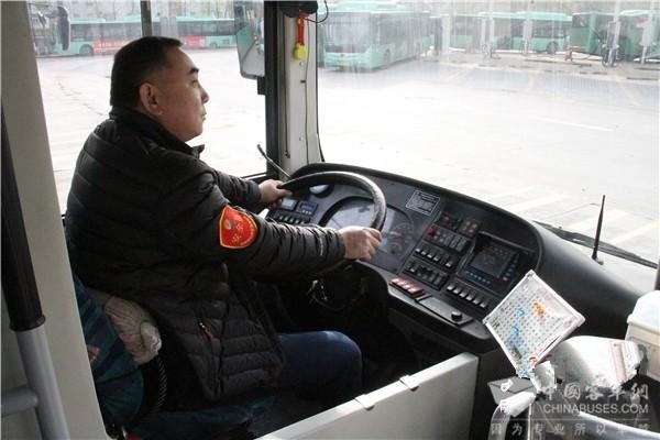 郑州：公交车长自制到站提醒“神器” 再也不用担心坐过站