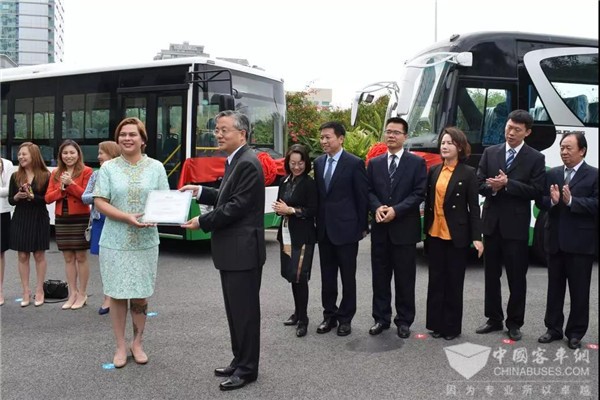 巩固中菲友谊 南宁市赠予菲律宾达沃市申龙客车