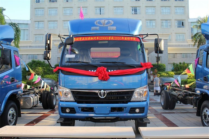 奥驰 D3系列 140马力 4X2 6.2米排半载货车底盘(FD5166CCYP8K4)