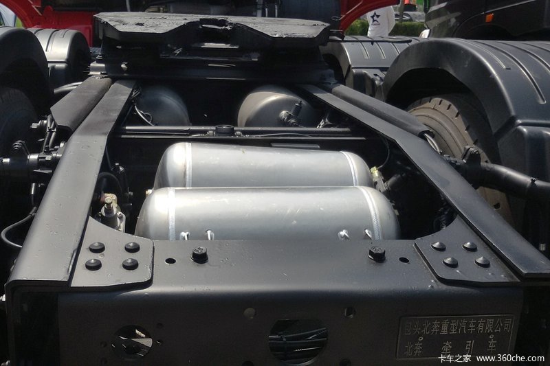 北奔 V3HT重卡 430马力 6X2牵引车(中提升桥)