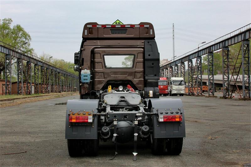 一汽解放 J6P重卡 标载型 350马力 6X4 国五LNG牵引车(CA4250P66T1A3E24M5)