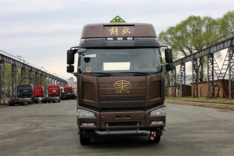 一汽解放 J6P重卡 标载型 390马力 6X4 国五LNG牵引车(CA4250P66T1A3E22M5)