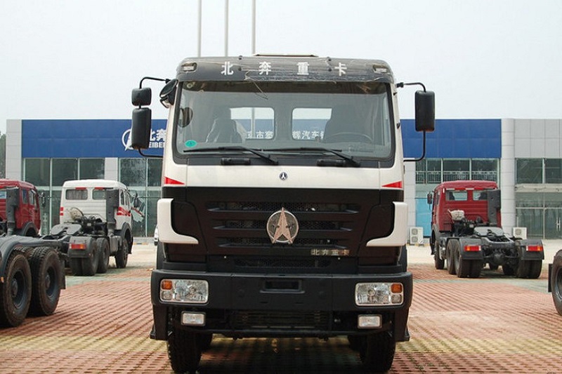 北奔 NG80系列重卡 300马力 4X2 5.5米 国四排半栏板载货车(ND1165A48J)