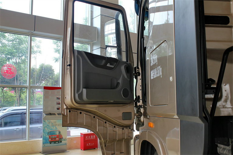 东风商用车 天龙旗舰重卡 480马力 6X4 国四牵引车(DFH4250C)