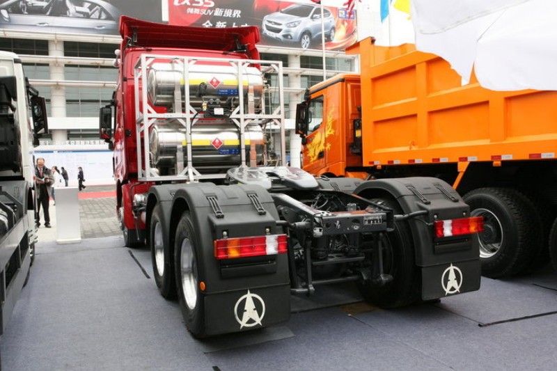 北奔 V3重卡 300马力 6X4 LNG 国四牵引车(ND4250B38J7)