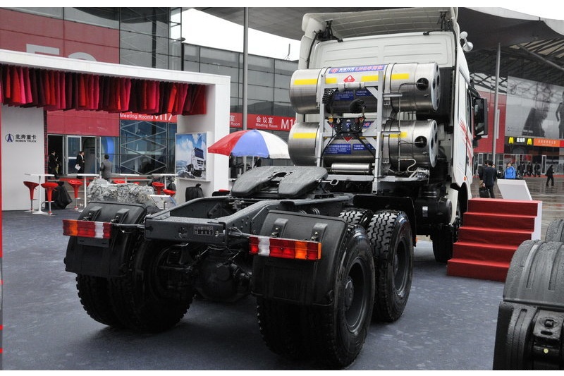 北奔 V3重卡 340马力 6X4 天然气 国五牵引车(ND4250B38J7Z00)