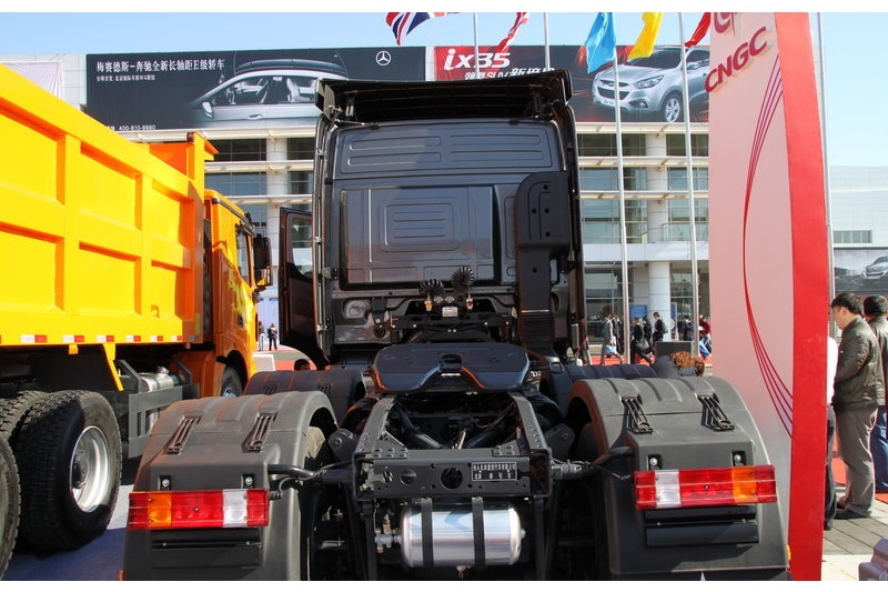 北奔 V3重卡 轻量化版 375马力 6X4 国四牵引车(ND4252B34J7)