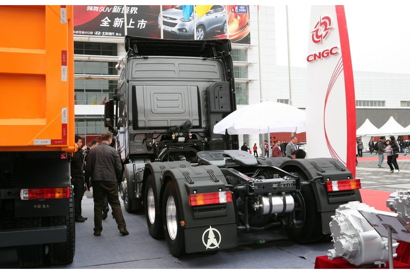 北奔 V3重卡 轻量化版 375马力 6X4 国四牵引车(ND4252B34J7)