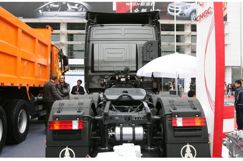 北奔 V3重卡 轻量化版 375马力 6X4 国四牵引车(ND4252B34J7)