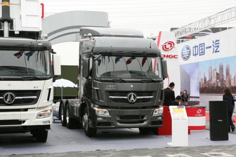 北奔 V3重卡 轻量化版 336马力 6X4 国四牵引车(ND4252B34J7)