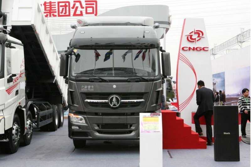北奔 V3重卡 轻量化版 336马力 6X4 国四牵引车(ND4252B34J7)