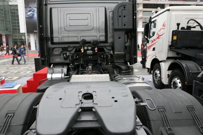 北奔 V3重卡 轻量化版 336马力 6X4 国四牵引车(ND4252B34J7)