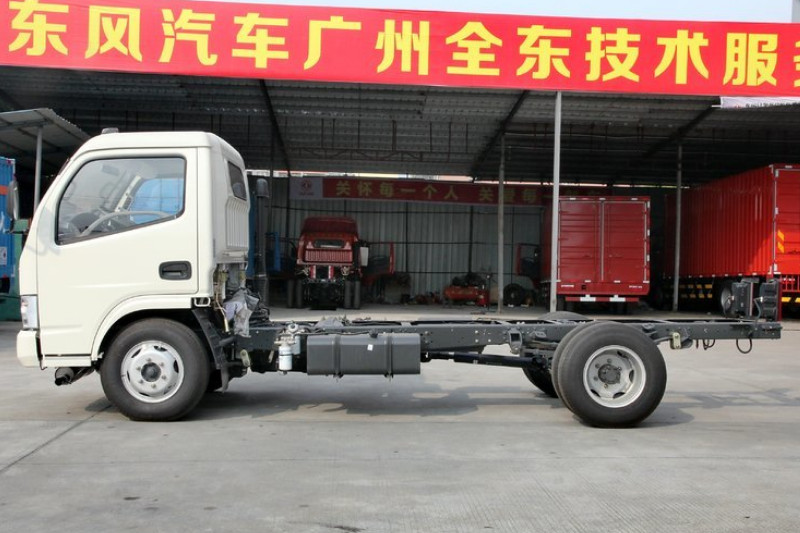 东风 多利卡D6 115马力 4X2 3300轴距 国四 单排危化品运输车底盘