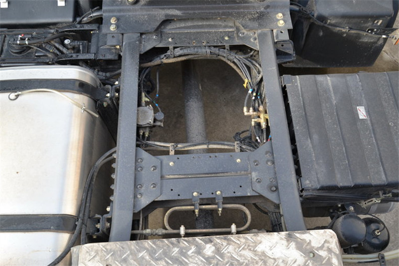 东风商用车 新天龙重卡 340马力 4X2 国四牵引车(DFL4181A6)