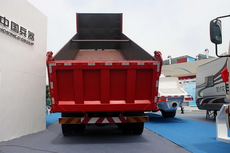 北奔 V3M重卡 轻量化版 350马力 8X4 7.4米 国四自卸车(ND1310DD4J3Z00)