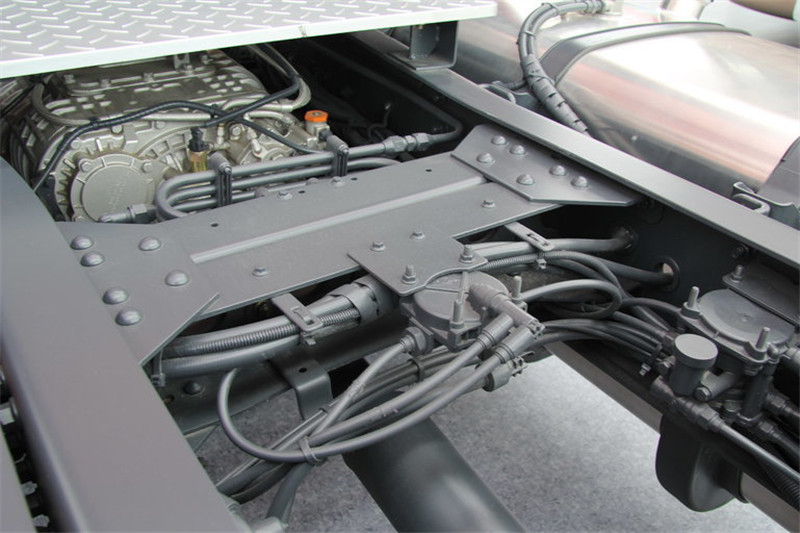 东风商用车 天龙重卡 350马力 4X2 国四危化品运输牵引车(DFL4181A8)