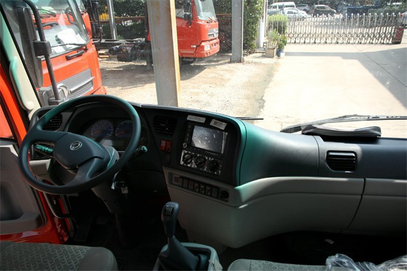 东风商用车 天锦中卡 140马力 4X2 5.8米国四排半仓栅式载货车(DFL5100CCYBX7)