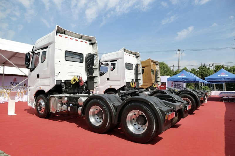 东风柳汽 乘龙H7重卡 450马力 6X4 国四牵引车(LZ4251M7DA)