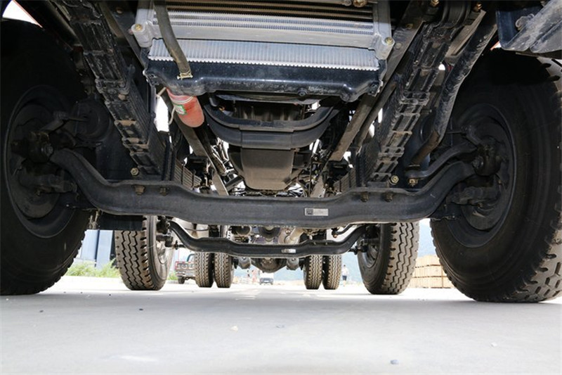 东风商用车 天锦中卡 210马力 4X2 4200轴距 国五排半载货车底盘(10T后桥)(DFL1140B10)底盘图片