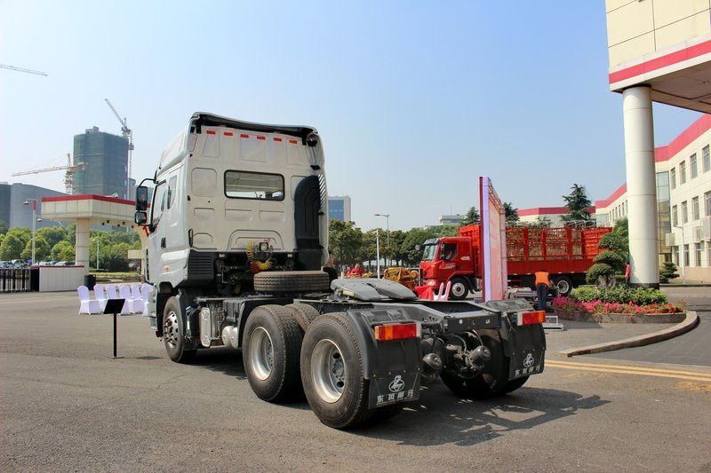 东风柳汽 乘龙M7重卡 385马力 6X4 国四牵引车(LZ4251QDCA)