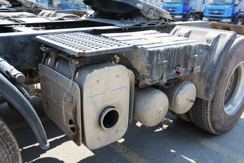 东风柳汽 乘龙M5重卡 320马力 6X2 国四牵引车(LZ4240QCAA)
