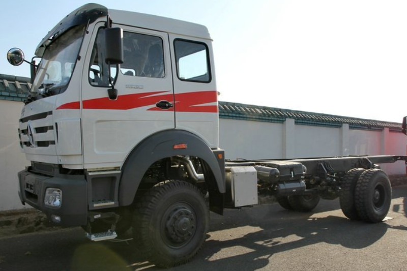 北奔 NG80系列重卡 300马力 4X4 6.2米 国四越野载货车(ND2163E48J)