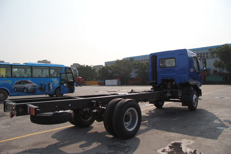 东风柳汽 乘龙M3中卡 170马力 4X2 6.8米 国四栏板载货车(LZ1163RAPA)