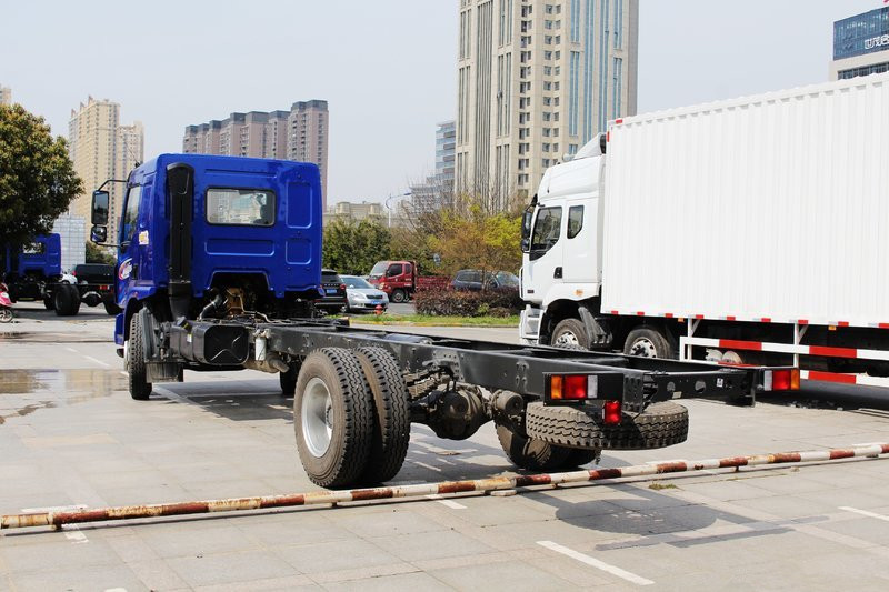 东风柳汽 乘龙M3中卡 160马力 4X2 6.8米 国四栏板载货车(LZ1161M3AAT)