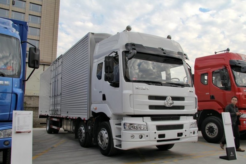东风柳汽 乘龙M5重卡 270马力 6X2 9.6米 国四排半厢式载货车(LZ5200XXYM5CA)