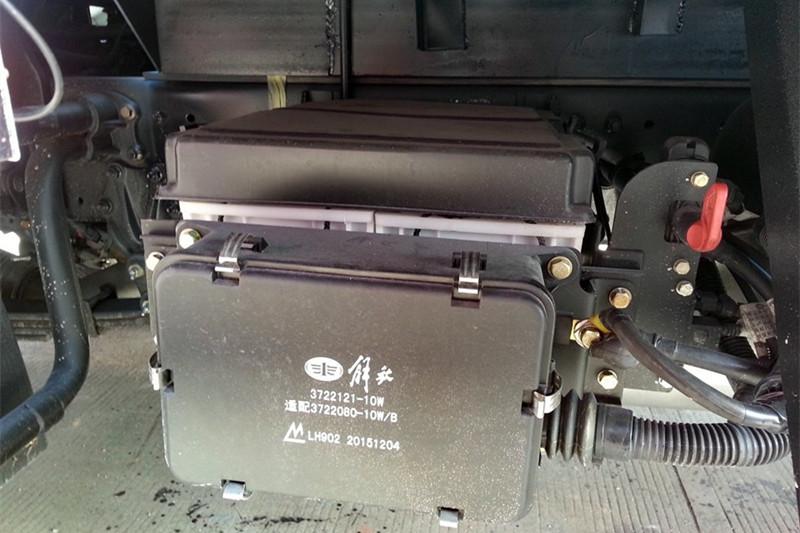 一汽解放 J6L中卡 164马力 4X2 7.7米 国四厢式载货车(CA5160XXYP62K1L5A1E4)