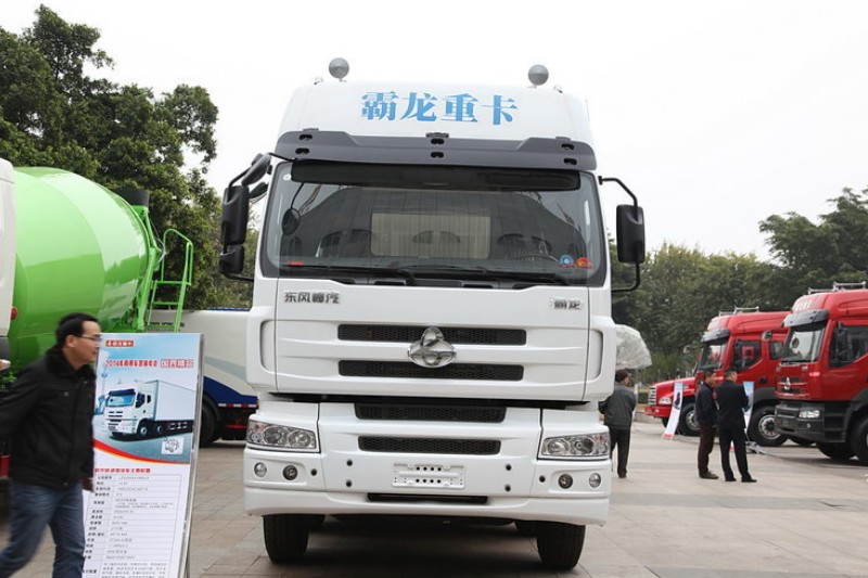 东风柳汽 乘龙M5重卡 245马力 6X2 9.6米 国四排半厢式载货车(LZ5250XXYM5CA)