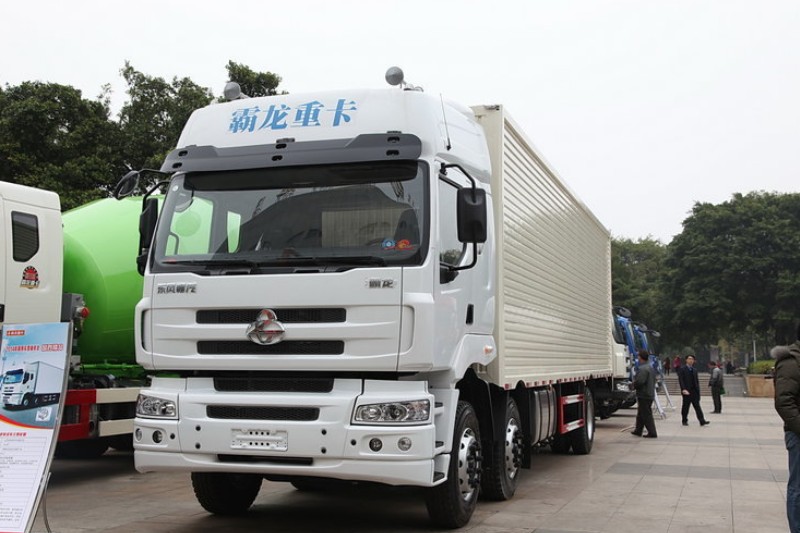 东风柳汽 乘龙M5重卡 245马力 6X2 9.6米 国四排半厢式载货车(LZ5250XXYM5CA)