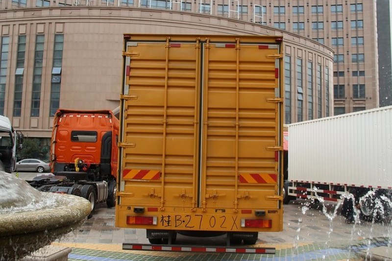 东风柳汽 乘龙M5重卡 245马力 6X2 9.6米 国四排半厢式载货车(LZ1200M3CAT)