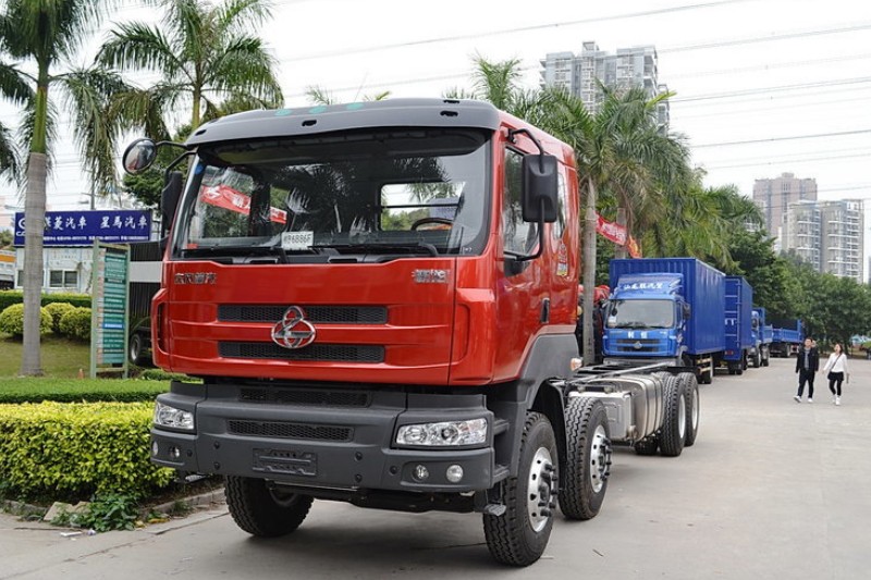  东风柳汽 乘龙M5重卡 350马力 8X4 9.6米 国四栏板载货车底盘(LZ1310QELA)