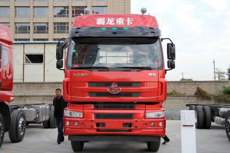 东风柳汽 乘龙M5重卡 315马力 8X4 9.6米 国四排半厢式载货车底盘(LZ5311XXYQELA)
