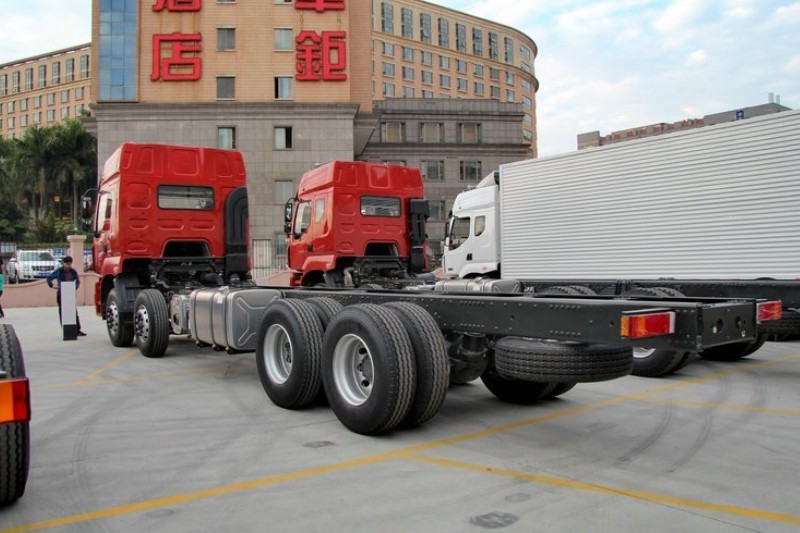 东风柳汽 乘龙M5重卡 315马力 8X4 9.6米 国四排半厢式载货车底盘(LZ5311XXYQELA)