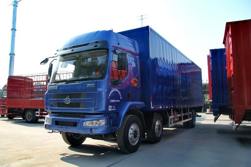 东风柳汽 乘龙M3中卡 220马力 6X2 9.6米 国五排半厢式载货车(LZ5200XYKM3CB)