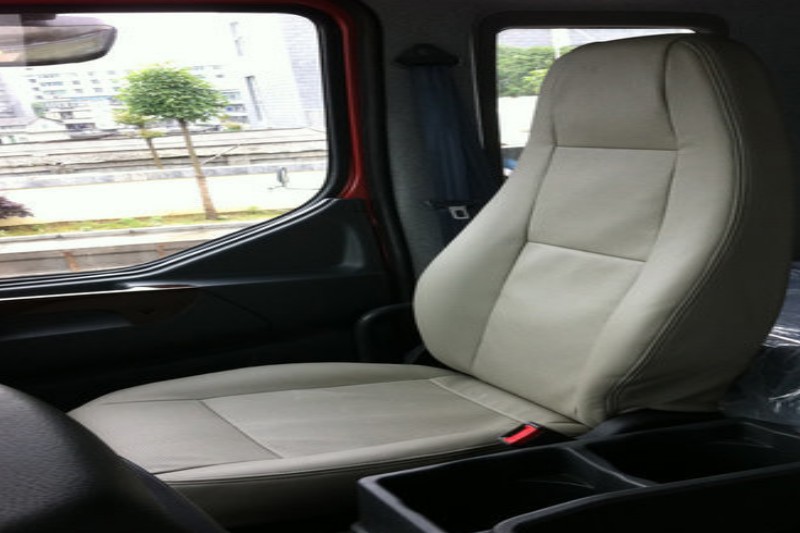东风柳汽 乘龙M5重卡 350马力 8X4 9.6米 国四排半仓栅式载货车(LZ5310CCYQELA)