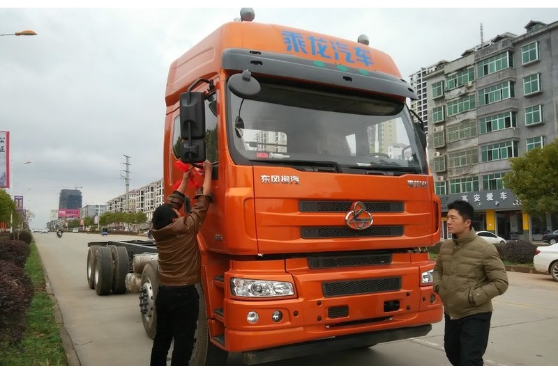 东风柳汽 乘龙M5重卡 310马力 8X4 9.6米 国四载货车底盘(LZ5311CCYQELA)