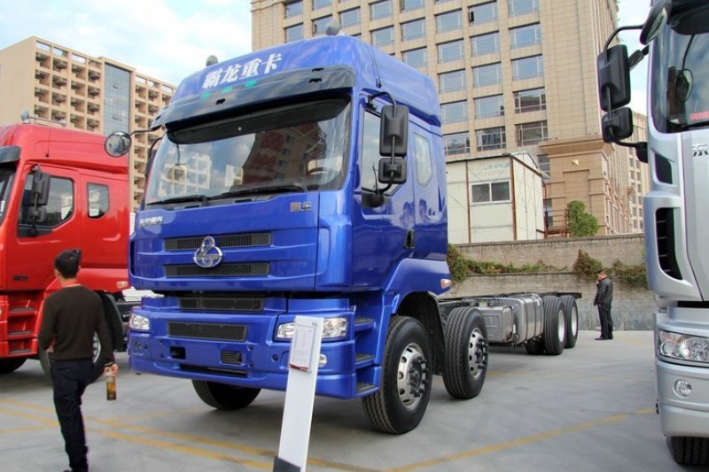东风柳汽 乘龙M5重卡 300马力 8X4 9.6米 国四排半载货车底盘(LZ1311QELA)