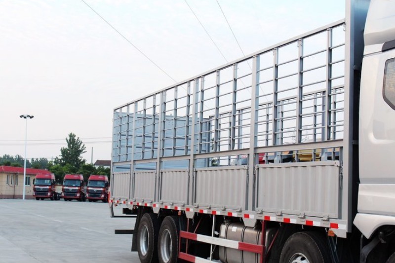 东风柳汽 乘龙H7重卡 350马力 8X4 9.6米 国四仓栅式载货车(LZ5312CCYM5FA)