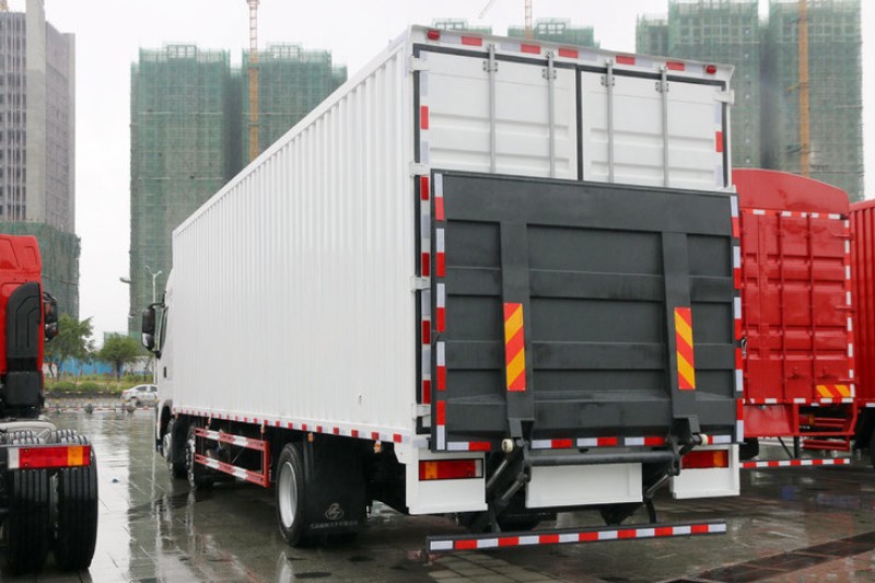 东风柳汽 乘龙H7重卡 270马力 6X2 9.6米 国五厢式载货车(LZ5200XXYH7CB)